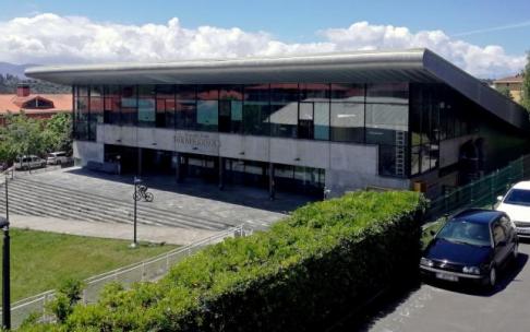 Edificio de las piscinas municipales de Sopela.