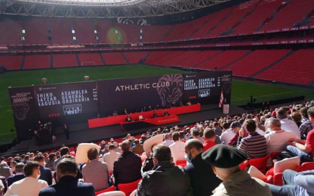 Imagen general de la Tribuna Norte Baja de San Mamés donde se celebra la Asamblea.