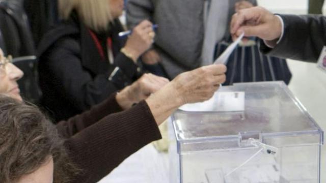 Un hombre deposita su voto.