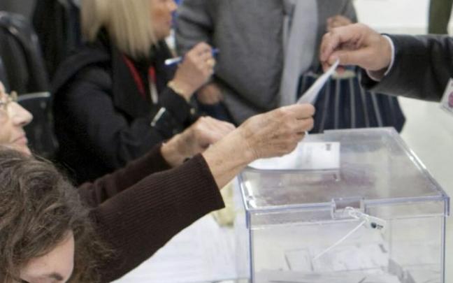 Un hombre deposita su voto.