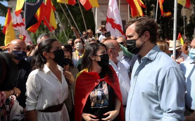 Los diputados de Vox Macarena Olona e Iván Espinosa de los Monteros conversan con la presidenta de Vox en la Comunidad de Madrid, Rocío Monasterio.