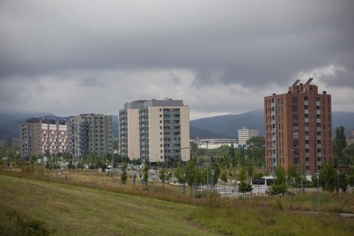 Arkaiate y Larrein son los dos sectores más alejados de Salburua. Muchos de sus edificios se han levantado a salto de mata, sobre parcelas separadas unas de otras y sin seguir un orden de construcción continuado desde el centro del barrio hacia el exterio