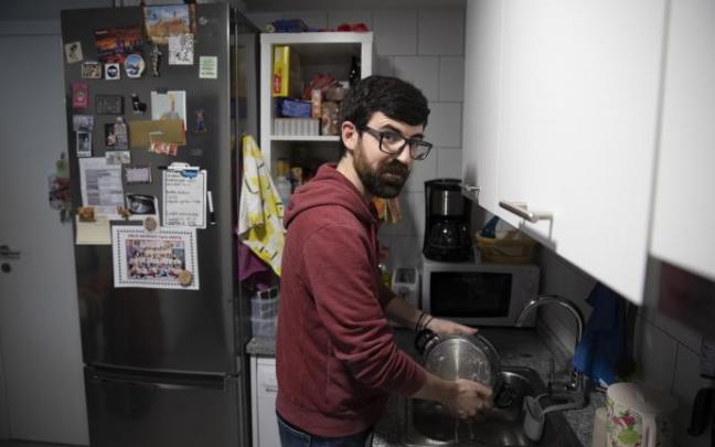 Javier P., de 34 años, friega los cacharros en su VPO.