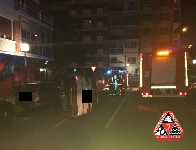 Vuelco de un coche en la calle Asturias.