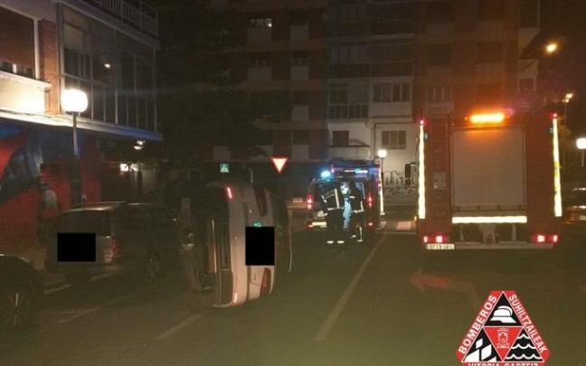 Vuelco de un coche en la calle Asturias.