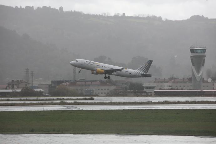 Un avión de la compañía Vueling en Loiu.