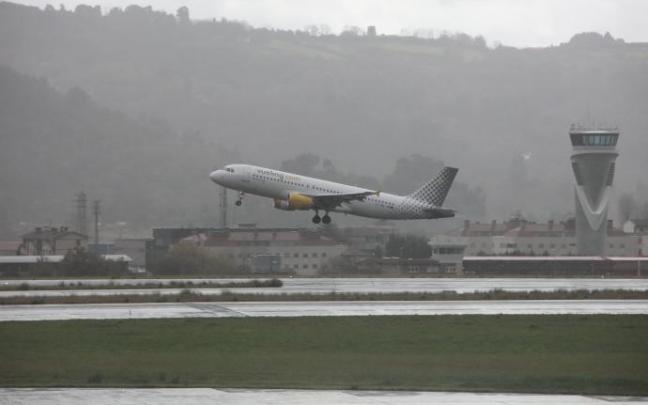 Un avión de la compañía Vueling en Loiu.