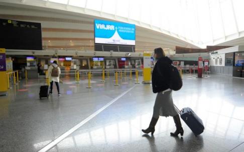 La soledad de los pasajeros que utilizan la terminal aérea de Loiu será cada vez menor con el retorno de varias rutas.