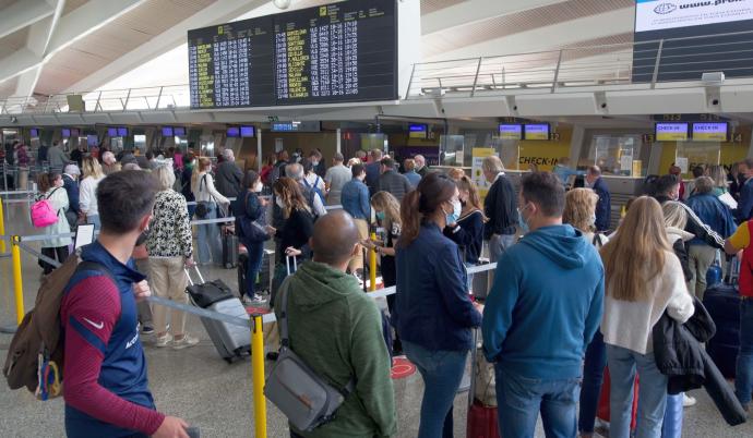 La terminal del aeropuerto de Bilbao presentaba ayer este aspecto, con motivo del final del puente festivo.