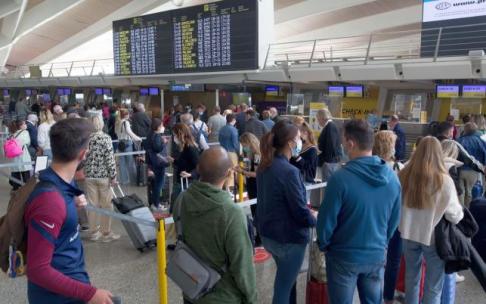 La terminal del aeropuerto de Bilbao presentaba ayer este aspecto, con motivo del final del puente festivo. La terminal del aeropuerto de Bilbao presentaba ayer este aspecto, con motivo del final del puente festivo.