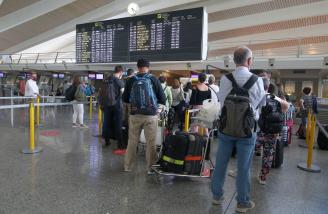 Los paneles anunciadores de vuelos y las filas de espera ante los mostradores de facturación volvieron a estar completos gracias a los vuelos principalmente domésticos que se han gestionado.