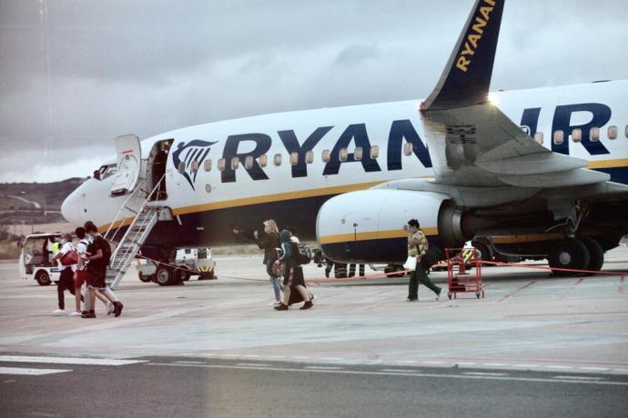 Pasajeros abandonan un avión de Ryanair en la pista del aeropuerto alavés.