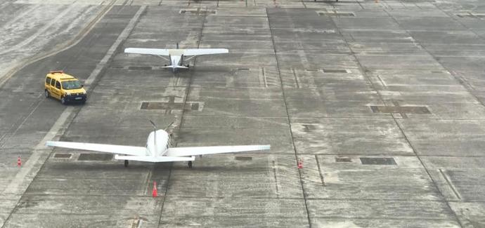 Imagen de la zona de estacionamiento de aeronaves pequeñas tomada desde la vieja torre de control de Sondika.