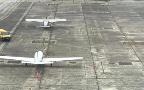 Imagen de la zona de estacionamiento de aeronaves pequeñas tomada desde la vieja torre de control de Sondika. Imagen de la zona de estacionamiento de aeronaves pequeñas tomada desde la vieja torre de control de Sondika.