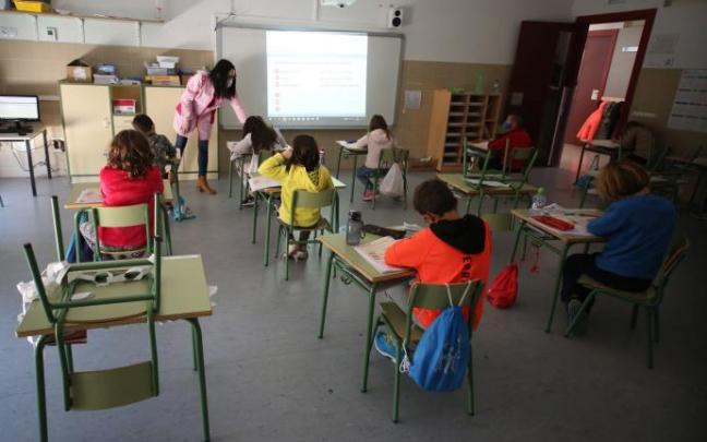 Una profesora y sus alumnos, en un aula.