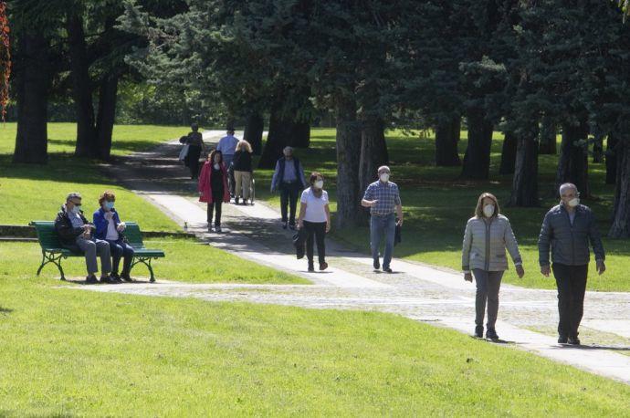 Varias personas pasean por la Vuelta del Castillo, en Pamplona.