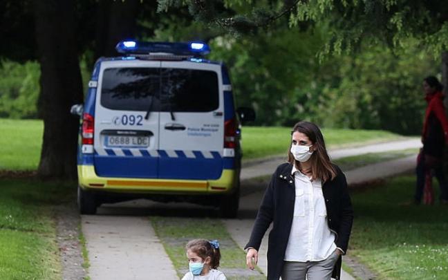 Un furgón de Policía Municipal patrulla por la Vuelta del Castillo