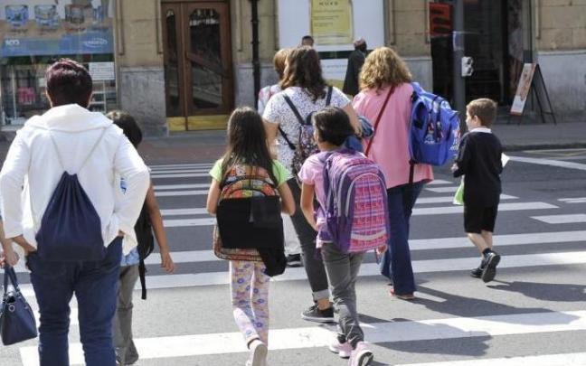 Un grupo de escolares acude a clase. Un grupo de escolares acude a clase.
