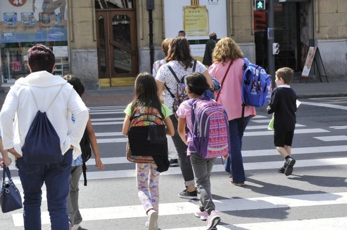 Imagen de archivo de menores yendo al colegio.