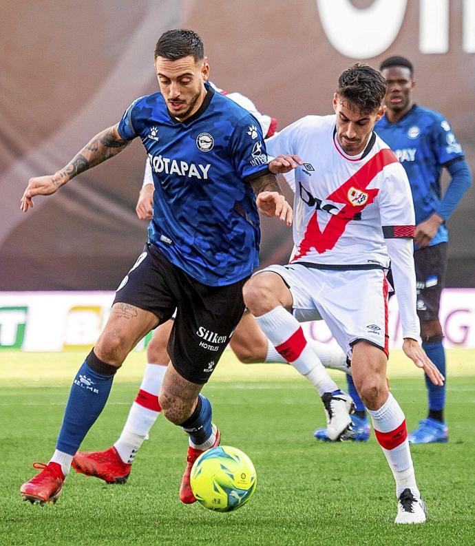 Joselu Mato batalla un balón durante el partido entre el Rayo y el Alavés en el estadio de Vallecas. Foto: Área 11