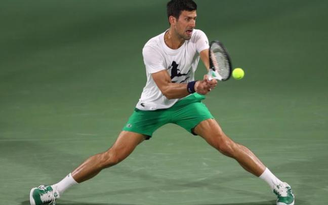 Novak Djokovic, durante uno de sus entrenamientos antes del torneo de Dubai. Novak Djokovic, durante uno de sus entrenamientos antes del torneo de Dubai.