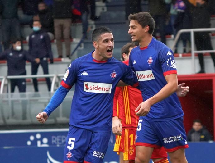 Olaetxea y Oier Luengo celebran el gol del Amorebieta ante el Zaragoza.