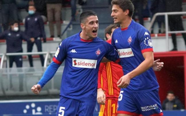 Olaetxea y Oier Luengo celebran el gol del Amorebieta ante el Zaragoza. Olaetxea y Oier Luengo celebran el gol del Amorebieta ante el Zaragoza.