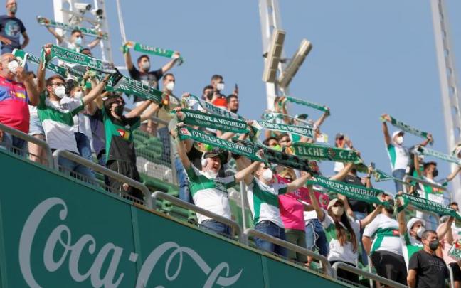 La afición del Elche, durante el encuentro que disputaron el equipo ilicitano y el Athletic el pasado mayo en el Martínez Valero. La afición del Elche, durante el encuentro que disputaron el equipo ilicitano y el Athletic el pasado mayo en el Martínez Valero.