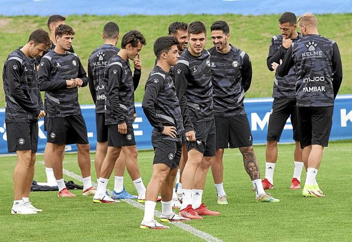 Varios futbolistas del Deportivo Alavés se toman un descanso durante el entrenamiento del pasado miércoles en Ibaia. Foto: Josu Chavarri