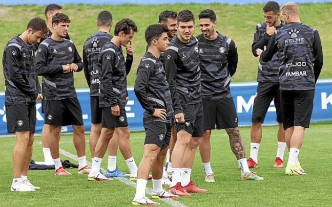 Varios futbolistas del Deportivo Alavés se toman un descanso durante el entrenamiento del pasado miércoles en Ibaia. Foto: Josu Chavarri