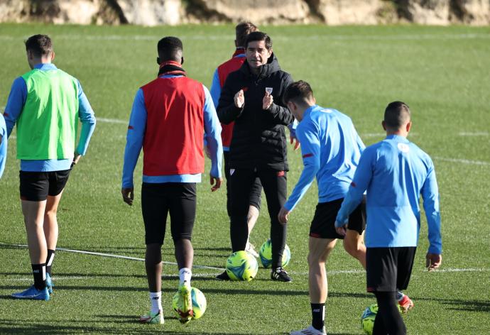 Marcelino da instrucciones a sus jugadores antes del parón navideño.