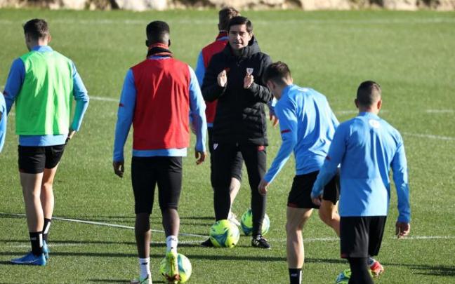 Marcelino da instrucciones a sus jugadores antes del parón navideño.