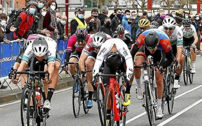 Marc Brustenga se impone el año pasado en Zumaia, en la prueba que inauguró el calendario de 2021.