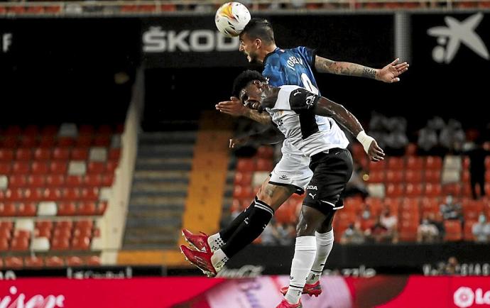 Joselu Mato gana por alto uno de los muchos balones que tuvo que pelear con la defensa local durante el Valencia-Alavés del pasado sábado. Foto: Área 11