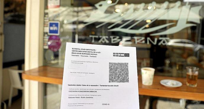 Un pasaporte covid ante un local hostelero. Foto: Efe