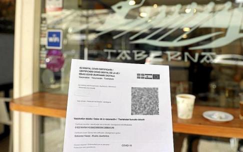 Un pasaporte covid ante un local hostelero. Foto: Efe