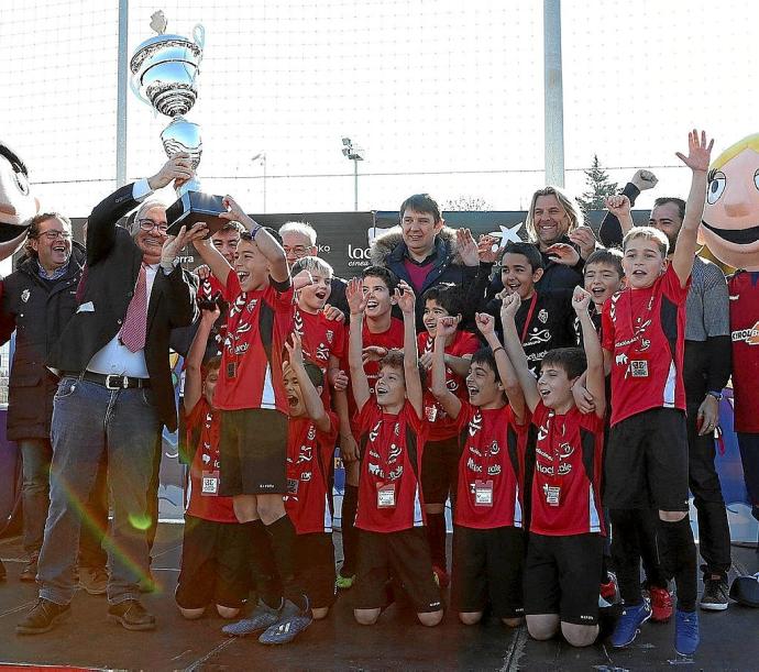 El Regina Pacis, campeón de la edición pasada, recibe el trofeo del Torneo Interescolar mixto.