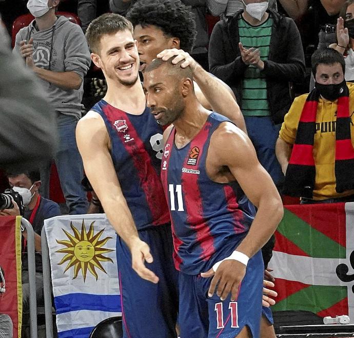Marinkovic felicita a Granger por una acción positiva al final del encuentro. Foto: Alex Larretxi