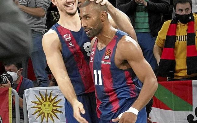 Marinkovic felicita a Granger por una acción positiva al final del encuentro. Foto: Alex Larretxi
