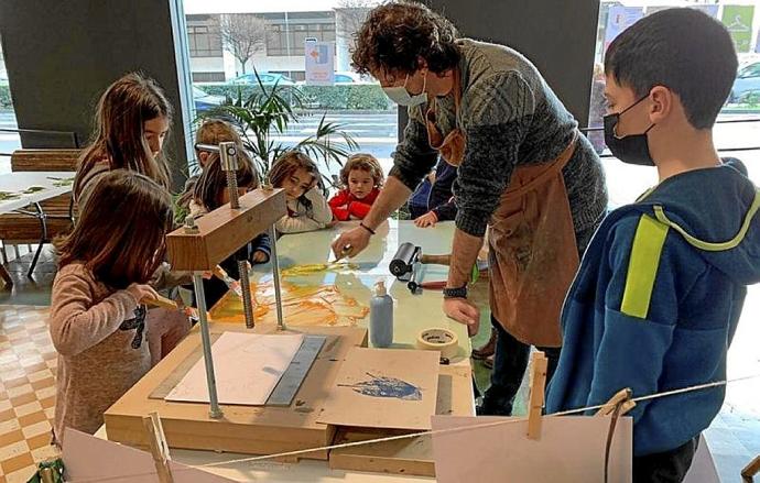 Un grupo de niños y niñas participando en un taller organizado por Geltoki en la antigua estación de autobuses. cedida