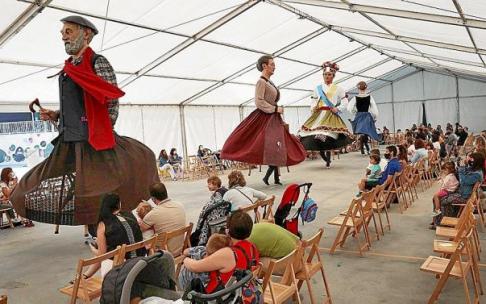 Los cuatro gigantes del Valle de Egüés bailan en la carpa del patio del CP Joakin Lizarraga (Sarriguren) en la sesión de las 10 de la mañana.