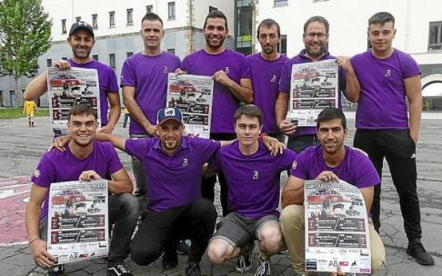 Almorza, segundo por la derecha (de pie) y recortadores que mostrarán sus habilidades frente a las reses.