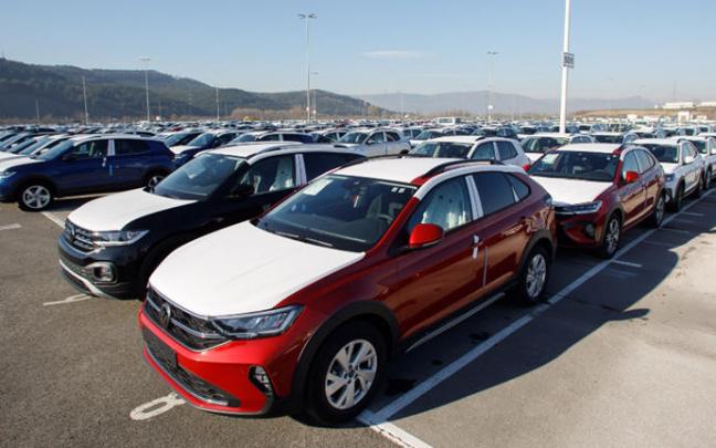 Vehículos en la campa de VW Navarra.