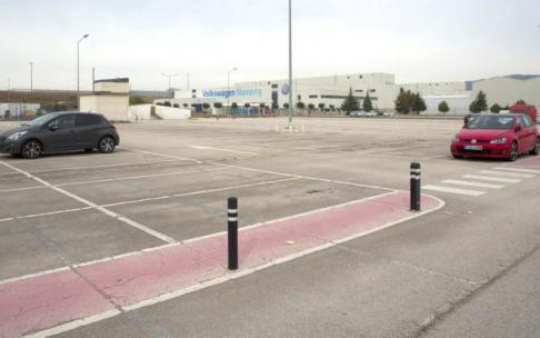 Parking de VW Navarra, casi vacío por un ERTE en 2018.