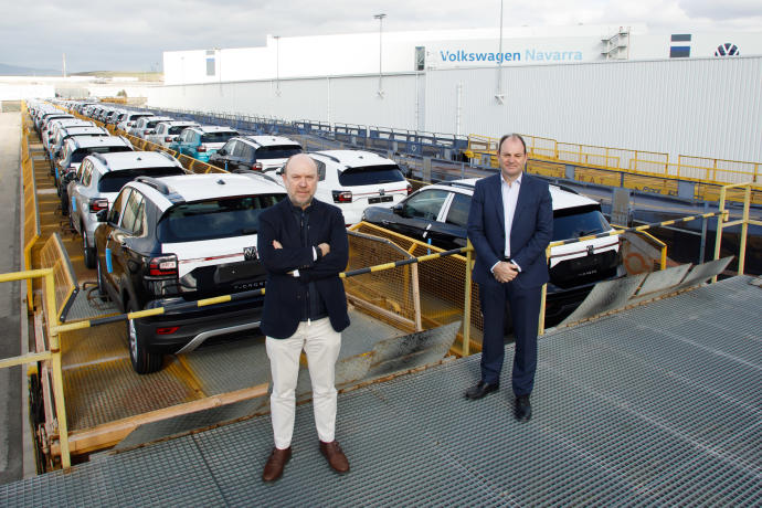 Pablo Mendivil Landa, gerente de Programación y Control de la Producción/Distribución de Volkswagen Navarra, y Alfonso Eslava Recalde, director de Logística de Volkswagen Navarra.