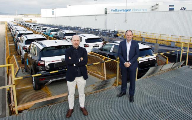 Pablo Mendivil Landa, gerente de Programación y Control de la Producción/Distribución de Volkswagen Navarra, y Alfonso Eslava Recalde, director de Logística de Volkswagen Navarra.