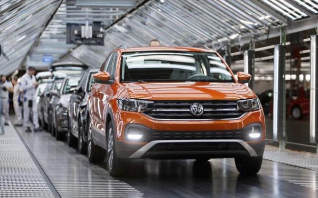 Varios coches del modelo Polo T-Cross, en una línea de montaje de la planta de Landaben.