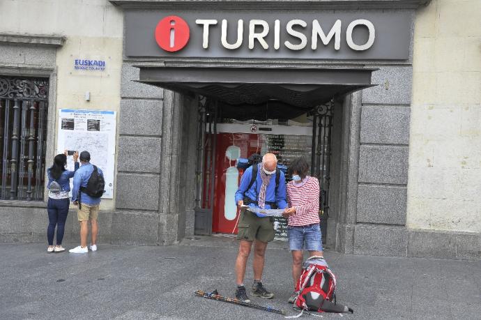 Varios turistas en la capital vizcaina.