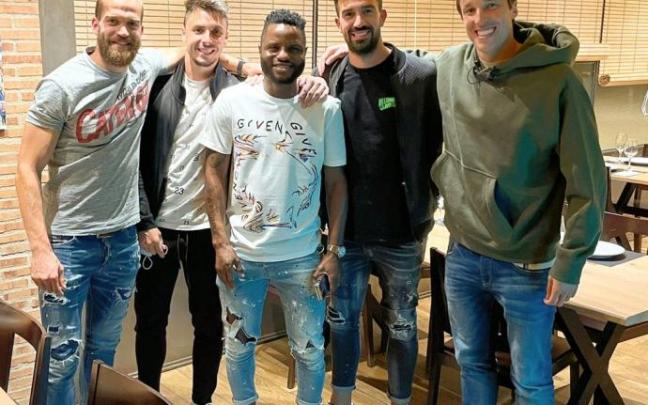 Wakaso se reencuentra con su "familia" albiazul