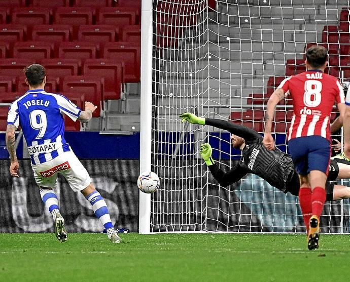 Oblak detiene el lanzamiento de penalti de Joselu en la última visita del Alavés al Wanda Metropolitano. Foto: Europa Press